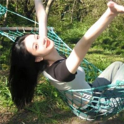 背后的她,眼前的我
